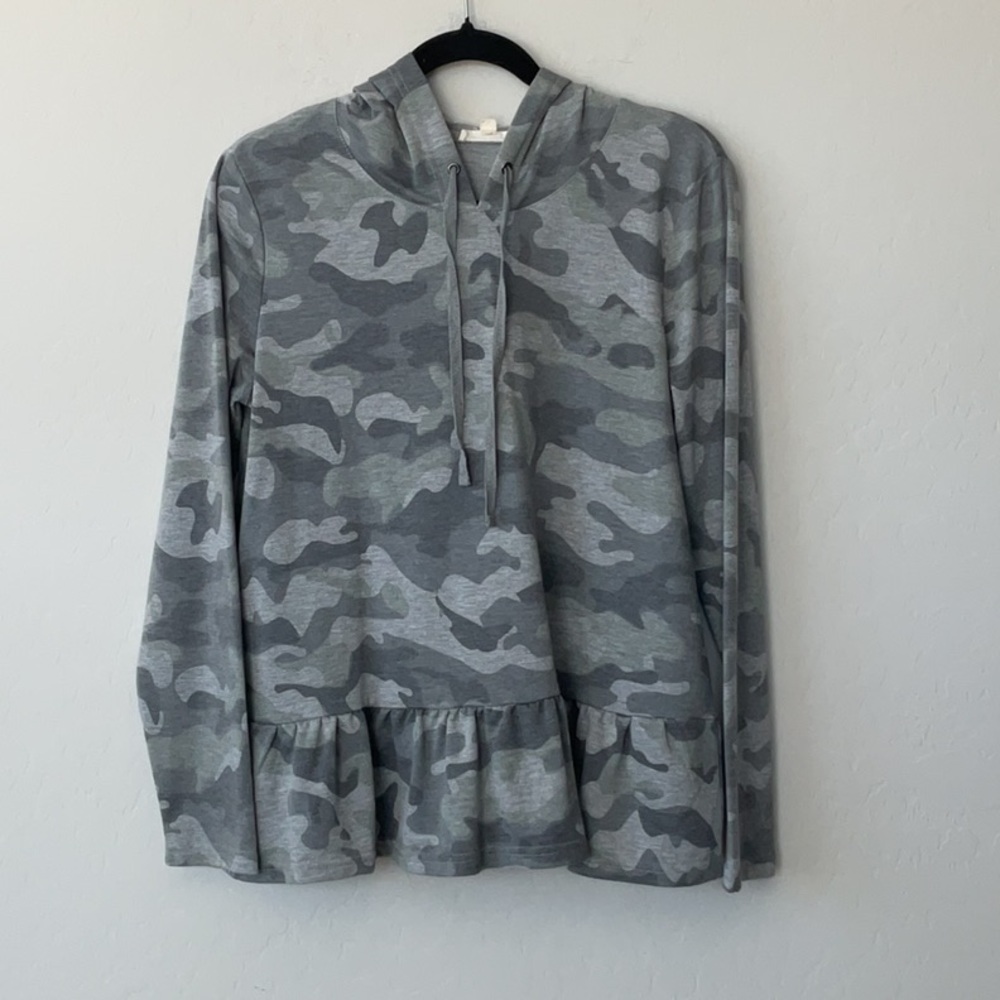 🌻 2/$8 Jane and Delancey Camo Top